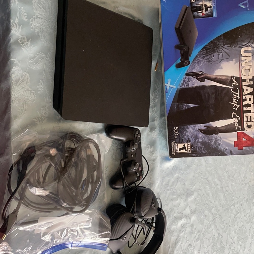 PS4. one head set one controller
